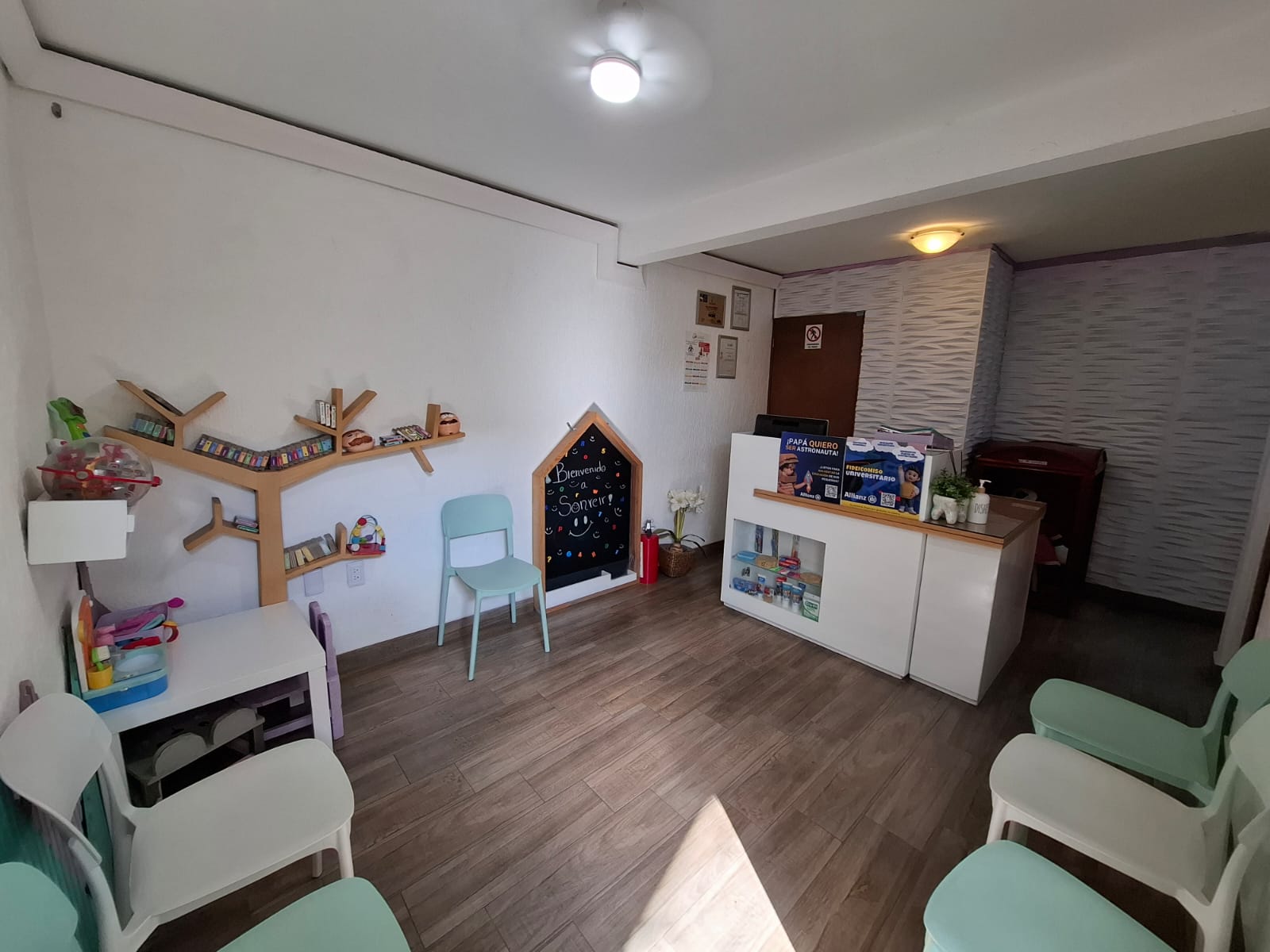Recepción y área infantil de Crescere